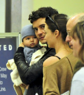 Orlando Bloom, Miranda Kerr, and Baby Flynn Take Off