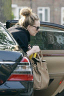 SINGER ADELE GOT CAMERA-SHY WHEN SHE REALIZED SHE WAS BEING PHOTOGRAPHED BUYING SOME BOOZE