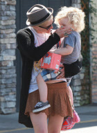 Ashlee Simpson goofs off with Bronx!