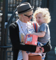 Ashlee Simpson goofs off with Bronx!