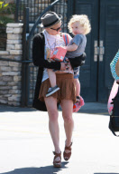 Ashlee Simpson goofs off with Bronx!