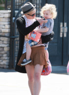 Ashlee Simpson goofs off with Bronx!