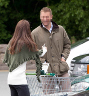 Catherine Herzogin von Cambridge schiebt einen Einkaufswagen auf einem Parkplatz in Anglesey