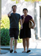 Mark Zuckerberg Hangs With Girlfriend Priscilla Chan! 