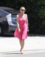 Exkl.:Sharon Stone in einem pinken Kleid unterwegs in Beverly Hills
