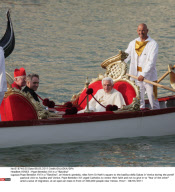 VENICE : Pope Benedict XVI in a "Batolina"