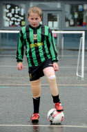 Sportskanone ohne Beine: Adam Donnachie spielt mit Beinprothesen fŸr sein Schul-Fussballteam