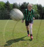 Sportskanone ohne Beine: Adam Donnachie spielt mit Beinprothesen fŸr sein Schul-Fussballteam