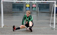 Sportskanone ohne Beine: Adam Donnachie spielt mit Beinprothesen fŸr sein Schul-Fussballteam