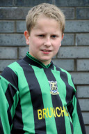 Sportskanone ohne Beine: Adam Donnachie spielt mit Beinprothesen fŸr sein Schul-Fussballteam