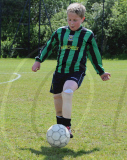 Sportskanone ohne Beine: Adam Donnachie spielt mit Beinprothesen fŸr sein Schul-Fussballteam