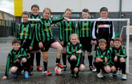 Sportskanone ohne Beine: Adam Donnachie spielt mit Beinprothesen fŸr sein Schul-Fussballteam