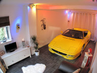 Ferrari-Fan Jon Ryder parkt seinen F355 Spider im Wohnzimmer