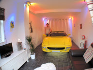 Ferrari-Fan Jon Ryder parkt seinen F355 Spider im Wohnzimmer