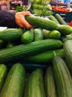 Die Wurzel des EHEC-?bels? Eine Ladung Gurken in einem Hamburger Supermarkt