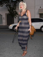 Pregnant Tori Spelling leaves Byron & Tracey salon