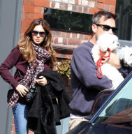 Robbie Williams und Ehefrau Ayda Field verlassen mit Hunden auf dem Arm ein Hotel in Manchester