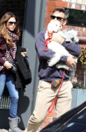 Robbie Williams und Ehefrau Ayda Field verlassen mit Hunden auf dem Arm ein Hotel in Manchester
