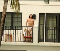  Russell Brand relaxes at his waterfront rental property in the Florida