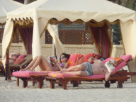 Exkl.: Lothar MatthŠus mit Freundin Joanna Tuczynska  am Strand in Dubai