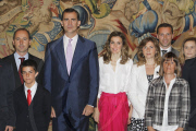 Felipe und Letizia von Spanien empfangen die junge Gewinner eines Lego Wettbewerb  in Madrid