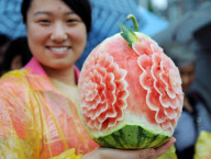 CHINA-CHONGQING-WATERMELON CARVING (CN)