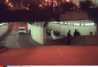 PARIS:ENTREE DU TUNNEL OU LA POLICE EXAMINE LA MERCEDES DE DIANA ET DODI
