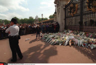 LONDRES: HOMMAGE A LA PRINCESSE DIANA: FLEURS DEVANT BUCKINGHAM PALACE