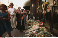 LONDRES: HOMMAGE A LA PRINCESSE DIANA & DODI AL FAYED DEVANT LES MAGASINS HARRODS