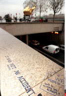 FRA/ PARIS : FLEURS ET MESSAGES EN HOMMAGEA LA PRINCESSE DIANA ET A DODI AL FAYED