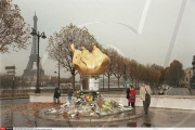 FRA/ PARIS : FLEURS ET MESSAGES EN HOMMAGEA LA PRINCESSE DIANA ET A DODI AL FAYED