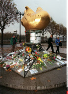 FRA/ PARIS : FLEURS ET MESSAGES EN HOMMAGEA LA PRINCESSE DIANA ET A DODI AL FAYED