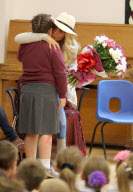 Exkl.: Katie Price eršffnet einen Entspannungsraum in der Churchwood C.P. School in Sussex
