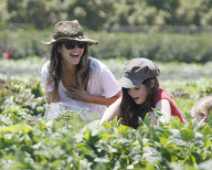 Rachel Bilson erntet mit ihren Schwestern_Rosemary und_Hattie GemŸse auf der Underwood Family Farm in Moorpark
