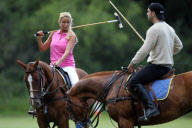 Exkl.: K Price und L Penna spielen eine Runde Polo in England