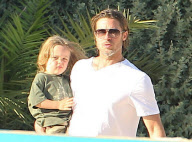 Brad Pitt and Angelina Jolie take the kids to see dolphins at Splashwater Park Part 2