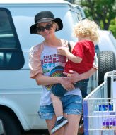 Ashlee Simpson Takes Bronx to Costco
