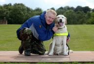 Treulich geführt: Blindenhund Travis führt sein Herrchen Scott Cunningham auf den Ben Nevis