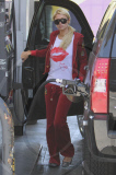 Paris Hilton im Kussmund-Shirt beim Tanken in Hollywood