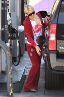 Paris Hilton im Kussmund-Shirt beim Tanken in Hollywood