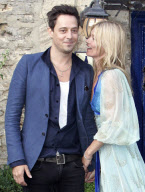 K. Moss im Blauen Kleid auf dem Weg zur Hochzeitsprobe in Cotswolds