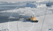 2006-10-15: Eisbrecher Kapitan Khlebnikov bahnt sich seinen Weg durchs Packeis vor Snow Hill Island (Antarktis). - 1. Expeditions-Kreuzfahrt mit Quark Expeditions zur Kaiserpinguinkolonie bei Snow Hill Island (Antarktis)