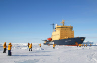 2006-10-15: Eisbrecher Kapitan Khlebnikov parkt auf dem Packeis des gefrorenen Weddell-Meers bei Snow Hill Island (Antarktis). Die Passagiere spazieren auf dem meterdick gefrorenen Meer. - 1. Expeditions-Kreuzfahrt mit Quark Expeditions zur Kaiserpinguink