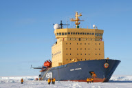 2006-10-15: Eisbrecher Kapitan Khlebnikov "parkt" im Packeis bei Snow Hill Island (Antarktis). Die Passagiere spazieren auf dem meterdick gefrorenen Weddell-Meer. - 1. Expeditions-Kreuzfahrt mit Quark Expeditions zur Kaiserpinguinkolonie bei Snow Hill Isl