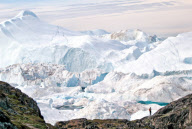 2008-07-24: Einsamer Wanderer am Eisfjord von Ilulissat (Gršnland, UNESCO-Welterbe). Die im Fjord langsam vorbeiziehenden Eisberge stammen vom Ilulissat-Gletscher, dem aktivsten Gletscher der nšrdlichsten HemisphŠre. Er bewegt sich mit bis zu einem Mete