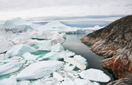 2008-07-25: Fischerboot im Eisfjord von Ilulissat, Gršnland. Die im Fjord langsam vorbeiziehenden Eisberge stammen vom Ilulissat-Gletscher, dem aktivsten Gletscher der nšrdlichsten HemisphŠre. Er bewegt sich mit bis zu einem Meter pro Stunde vorwŠrts, 