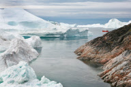 2008-07-25: Fischerboot im Eisfjord von Ilulissat, Gršnland. Die im Fjord langsam vorbeiziehenden Eisberge stammen vom Ilulissat-Gletscher, dem aktivsten Gletscher der nšrdlichsten HemisphŠre. Er bewegt sich mit bis zu einem Meter pro Stunde vorwŠrts, 