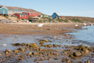2008-08-02: Am Strand von Qaanaaq (Gršnland). Qaanaaq ist die nšrdlichste Stadt Gršnlands und zŠhlt rund 650 EinwohnerInnen. Sie befindet sich gerade mal 200 Kilometer vom geomagnetischen Nordpol entfernt.