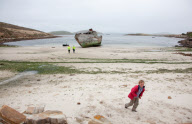 2009-01-18: Blick auf das natŸrliche Hafenbecken von New Island (Falklandinseln). Am Ufer liegt das Wrack der Protector III. Sie wurde von Wal- und RobbenfŠngern benutzt und lief 1969 auf Grund. Im Hintergrund zu sehen: Die eisverstŠrkte Motoryacht Hans