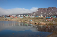 2009-06-20: Qeqertarsuaq (Gršnland). Der Ort liegt im SŸden der  Disko-Insel ("grosse Insel"). Die Disko-Insel ist die gršsste Insel an der gršnlŠndischen KŸste. - Qeqertarsuaq wurde 1773 vom WalfŠnger Svend Sandgreen gegrŸndet. Der Walfang hatte w